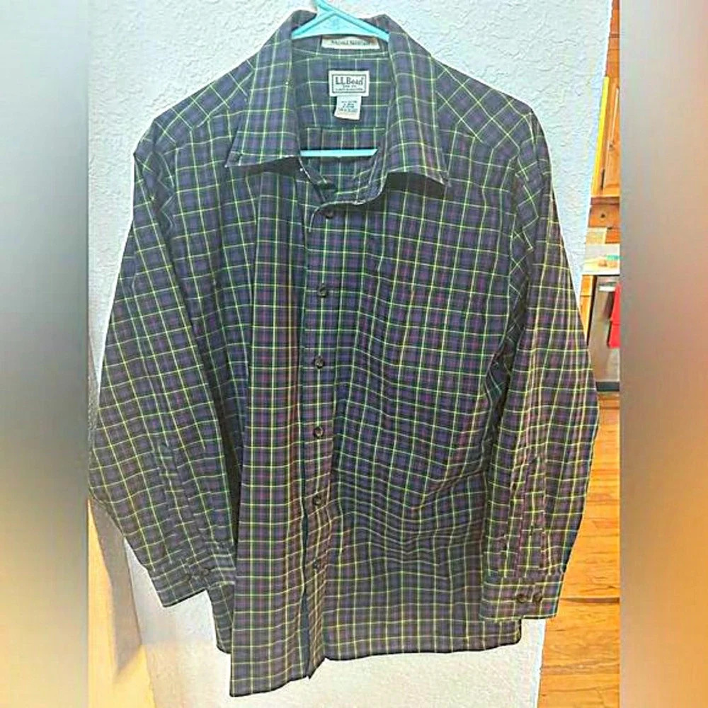 LL‎ Bean wrinkle resistant plaid men’s button up shirt. Size: Large - Reg.